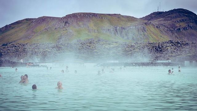 הלגונה הכחולה, השוכנת בדרום מערב איסלנד, היא הרבה יותר מסתם בריכת שחייה רגילה.